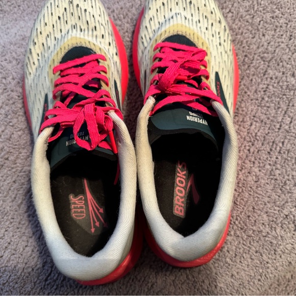 Brooks Hyperion Tempo Shoes in Gray / Neon Pink - Picture 4 of 5